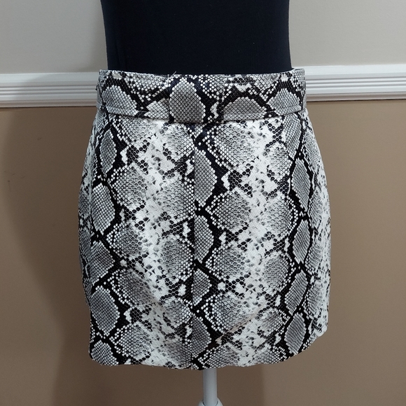 Women's K. ZELL Faux snakeskin short skirt. Medium. - Picture 3 of 5